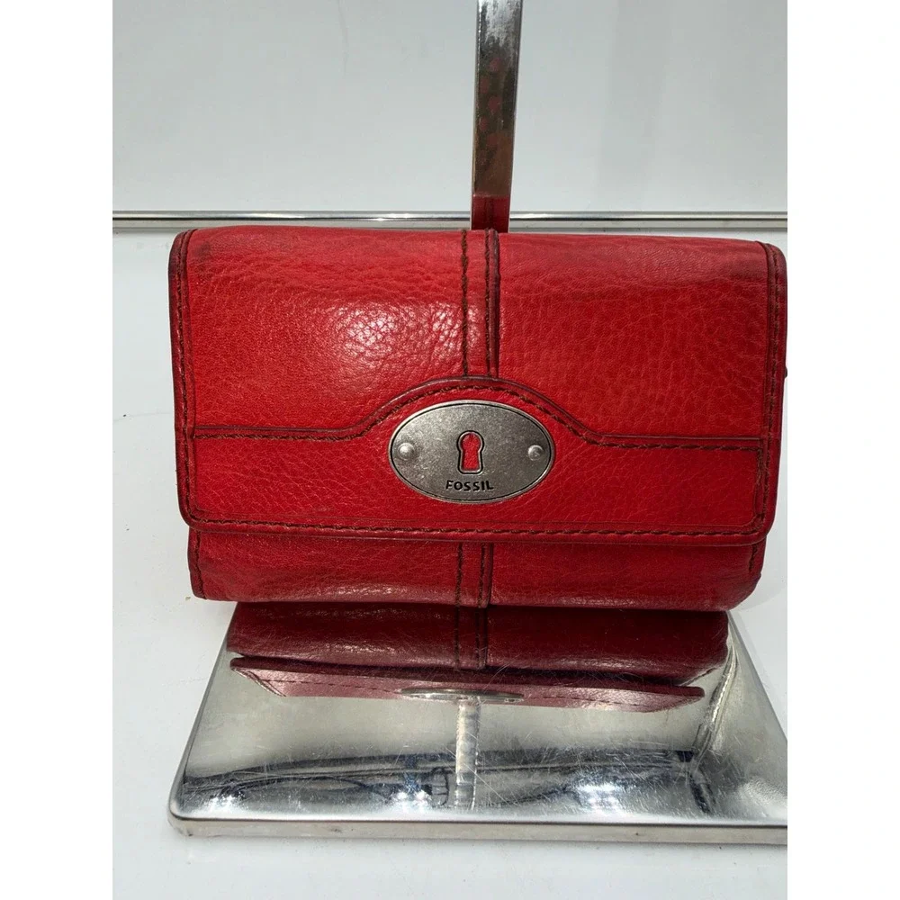Fossil Red Pebbled Leather Trifold Wallet Keyhole Logo Snap Closure Pocket